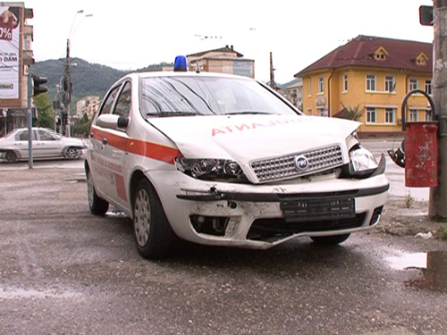 Ambulanta lovita (c) eMM.ro